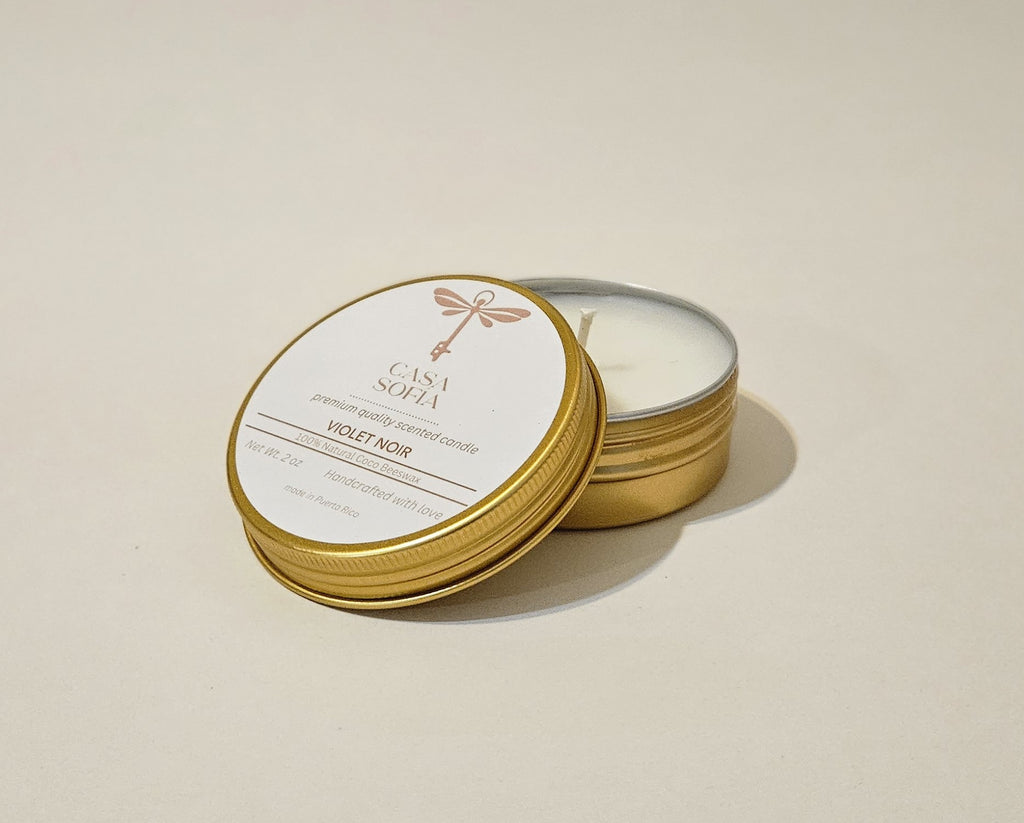 Vela artesanal de violeta-rosa-raspberry en envase reciclable